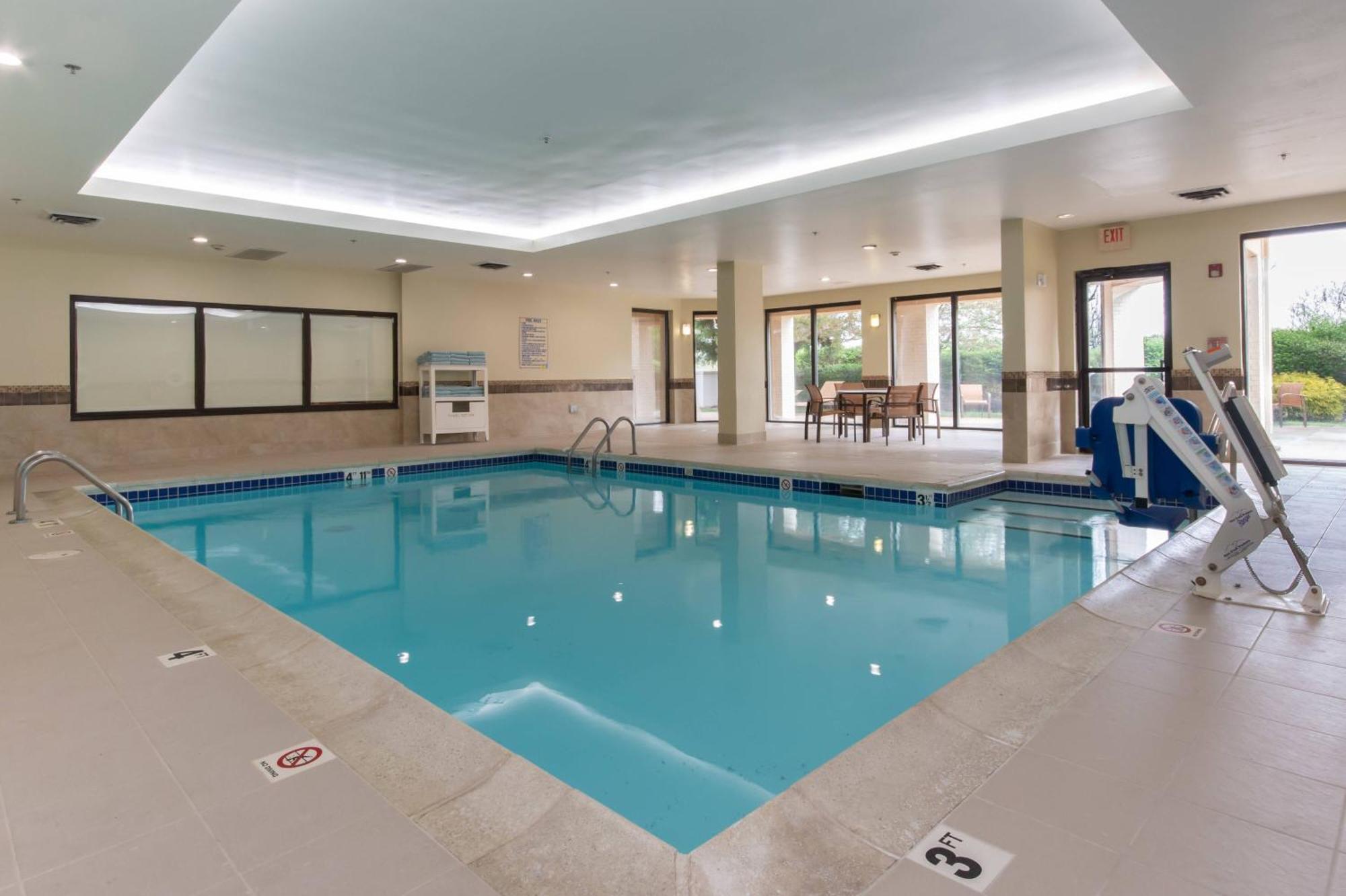 Courtyard By Marriott Charlotte Lake Norman Huntersville Exterior photo