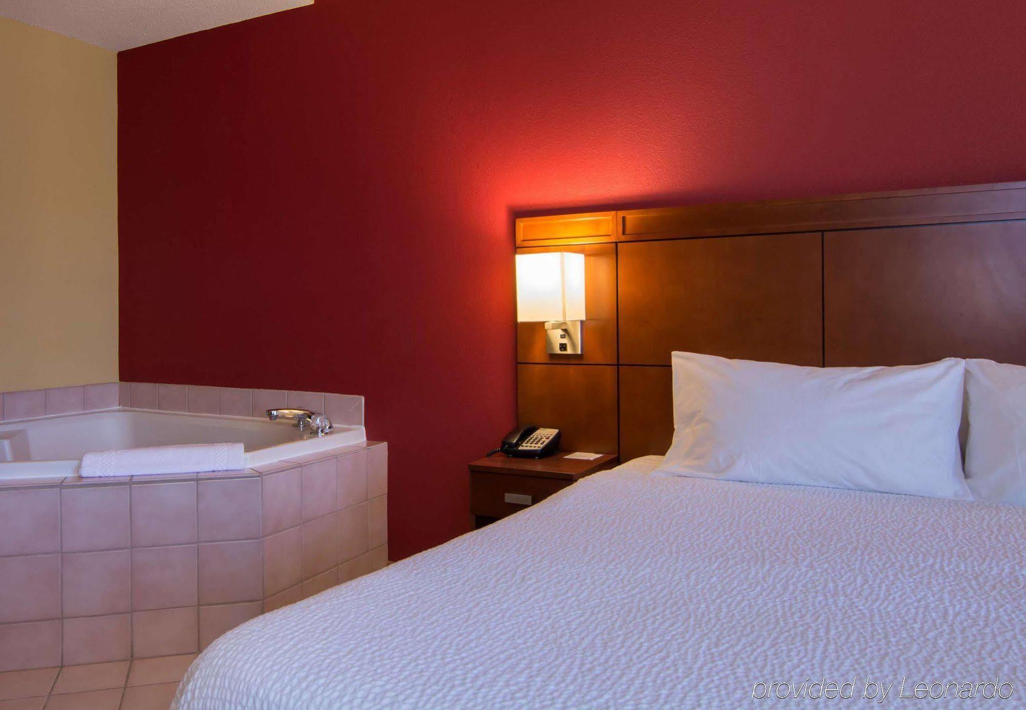 Courtyard By Marriott Charlotte Lake Norman Huntersville Exterior photo